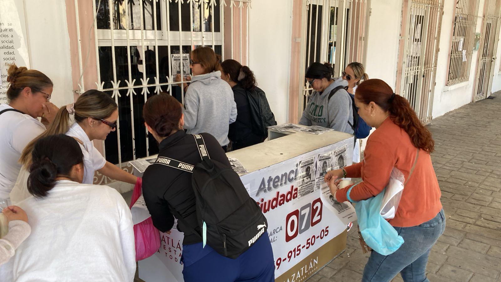 $!Exigen en manifestación en Mazatlán apoyo para encontrar a personas desaparecidas y renuncia del Gobernador Rocha