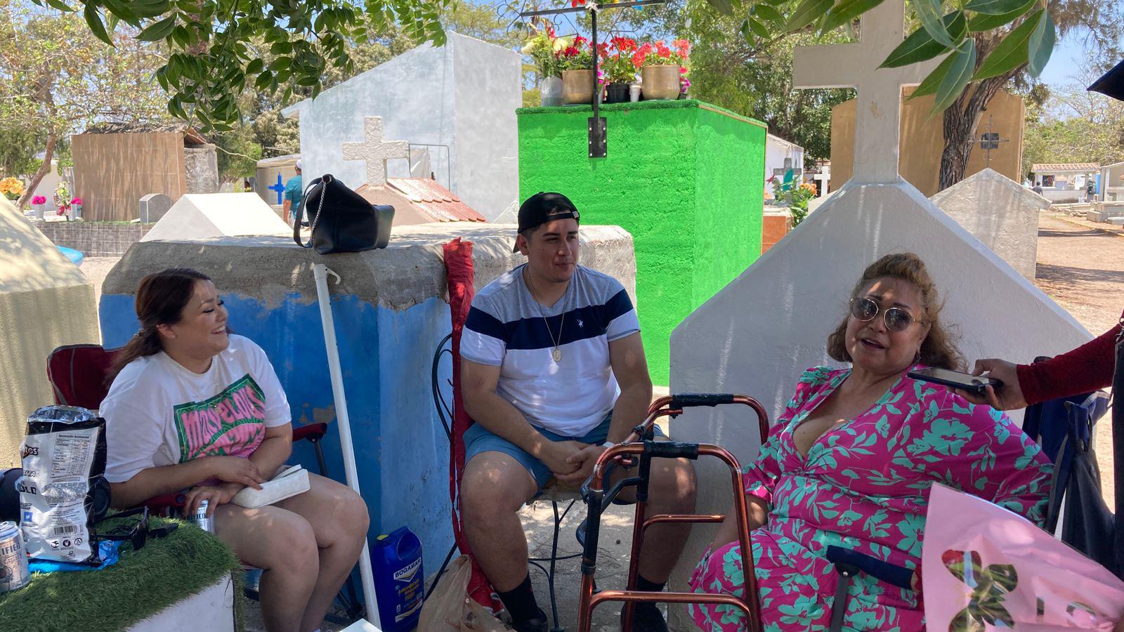 $!Se reúnen familias para no perder la tradición de visitar a mamá en el panteón