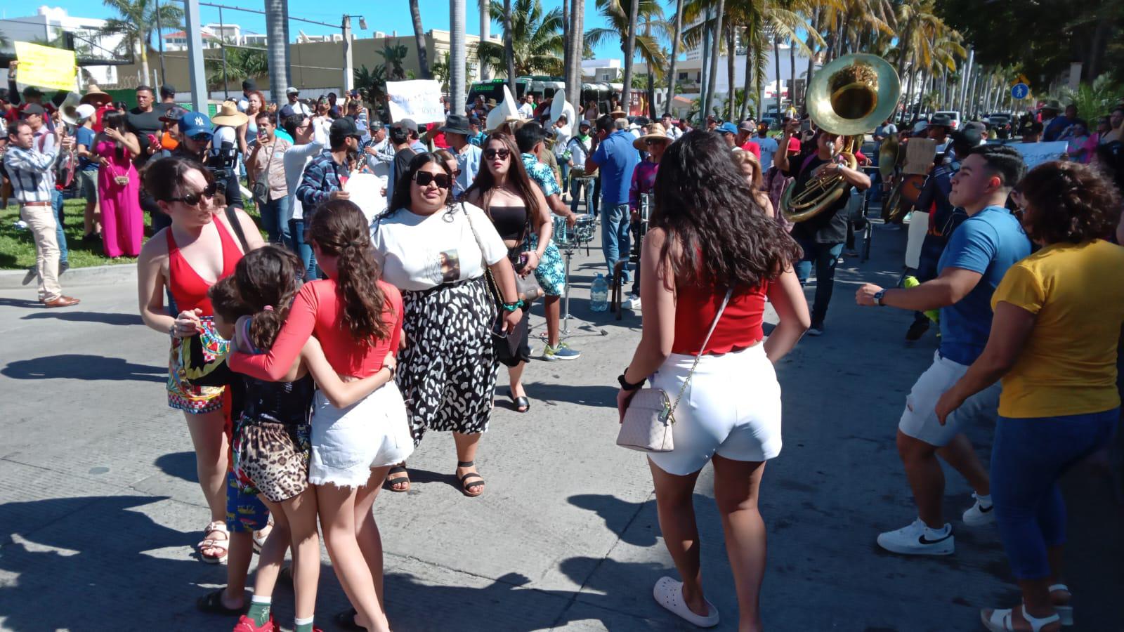 $!Se manifiestan músicos tocando y con marcha en plena zona turística