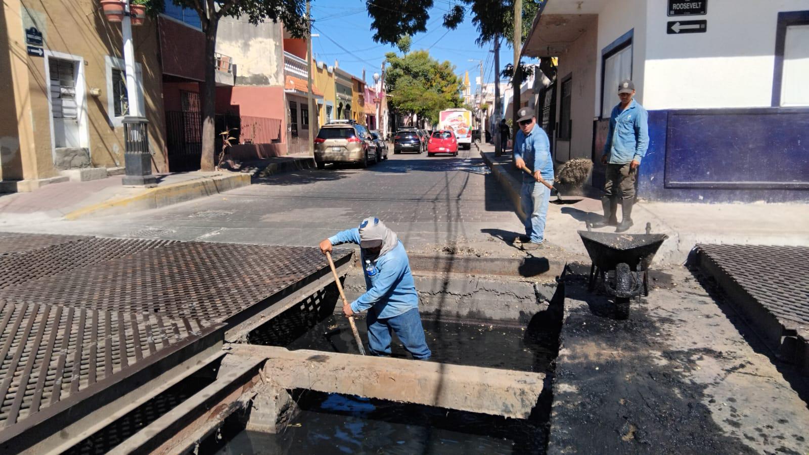 $!Realizan trabajadores de Obras Públicas limpieza en rejillas de colector pluvial Roosevelt