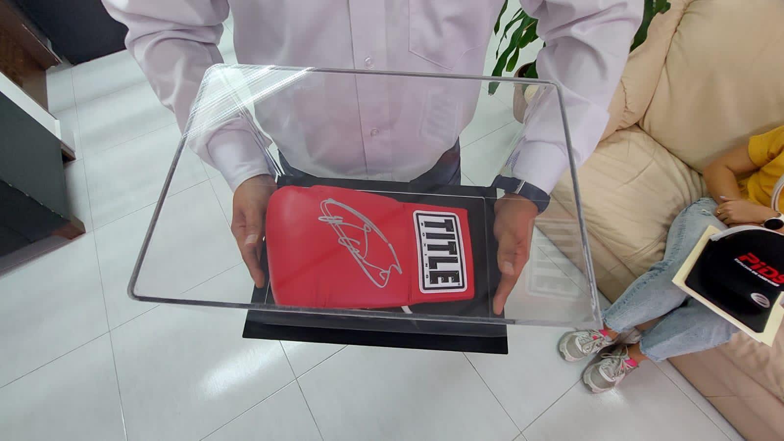 $!PIDS subasta guante autografiado por Saúl ‘Canelo’ Álvarez