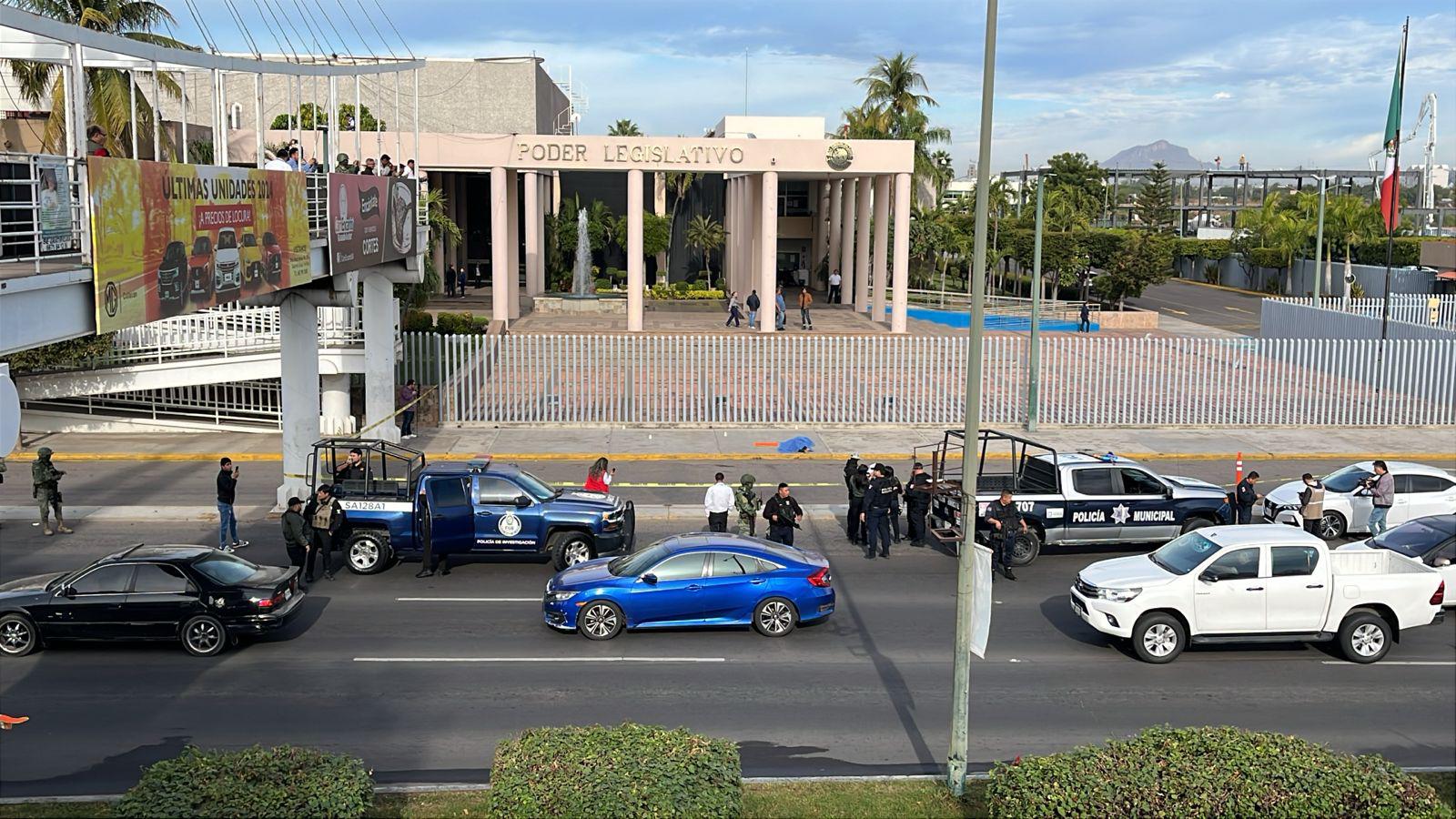 $!Asesinan a ex agente de la Fiscalía frente a las instalaciones del Congreso de Sinaloa