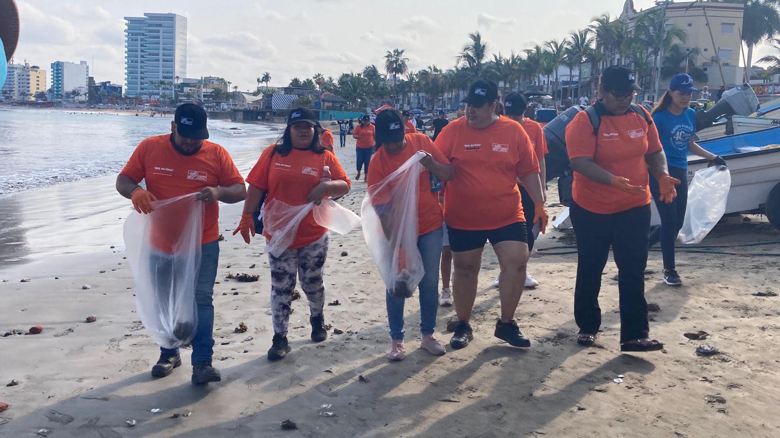 $!Los voluntarios colaboraron con la actividad con la que se conmemoró el Día Mundial del Medio Ambiente y el Día de los Océanos.