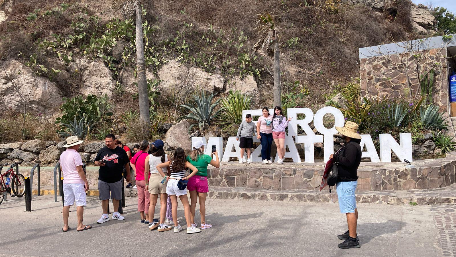 $!Faro de Mazatlán registra baja afluencia de turistas este domingo
