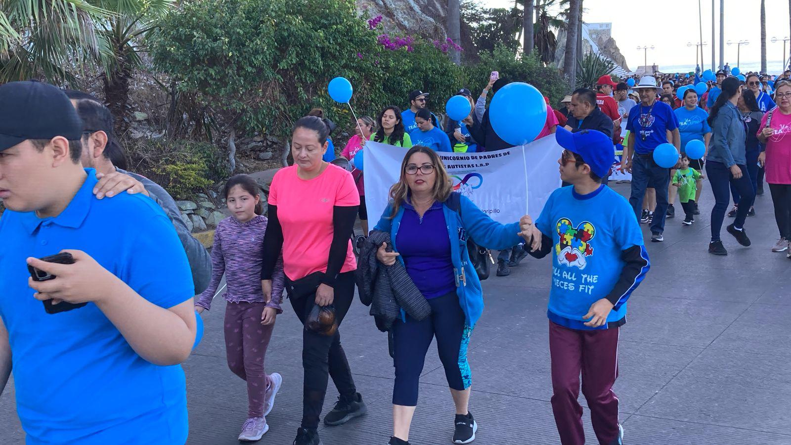 $!Participan más de 500 personas en la Caminata ‘Paso a Paso por el Autismo’ en Mazatlán