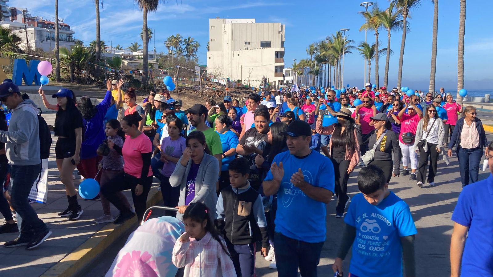 $!Participan más de 500 personas en la Caminata ‘Paso a Paso por el Autismo’ en Mazatlán