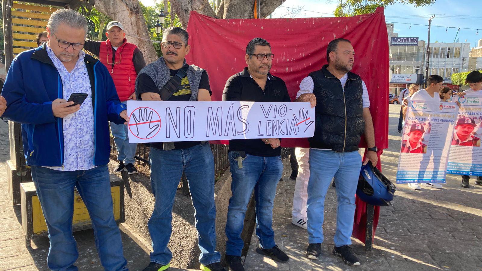 $!Exigen en manifestación en Mazatlán apoyo para encontrar a personas desaparecidas y renuncia del Gobernador Rocha