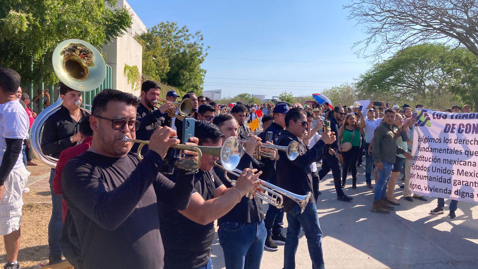 $!Se arremolinan alrededor de Claudia Sheinbaum a su llegada al Hospital General de Mazatlán