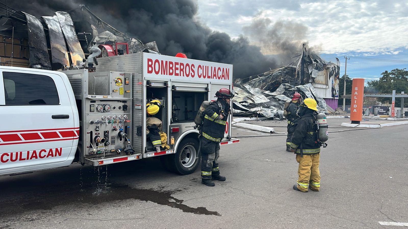 $!Cortocircuito ocasiona incendio en negocios de plaza comercial de Culiacán