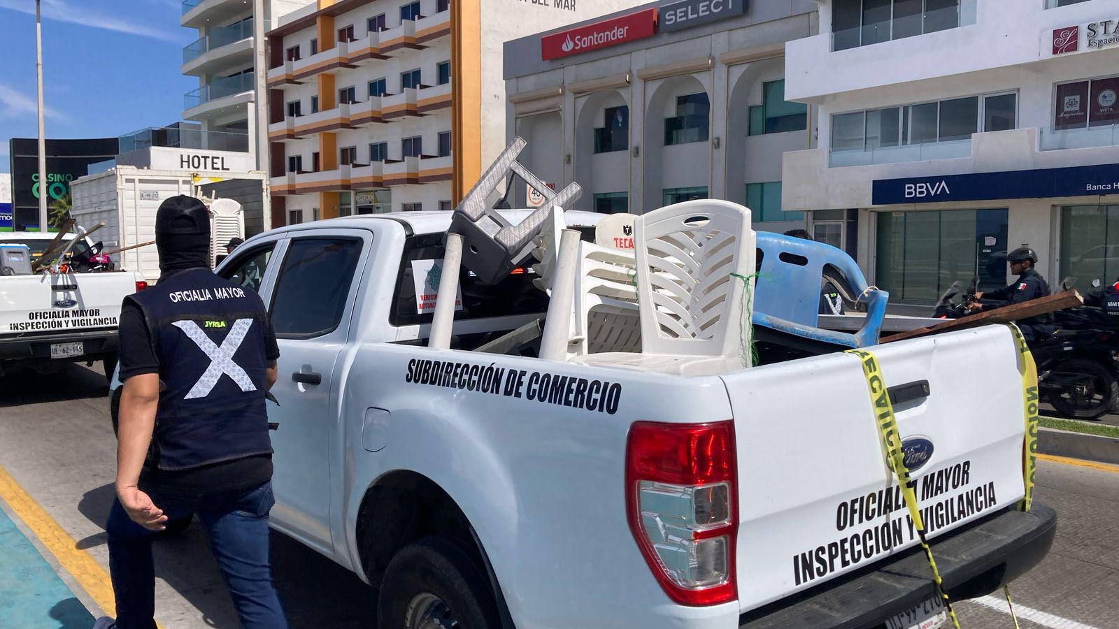$!Retiene Oficialía Mayor decenas de sillas que estaban en renta para segundo desfile del Carnaval