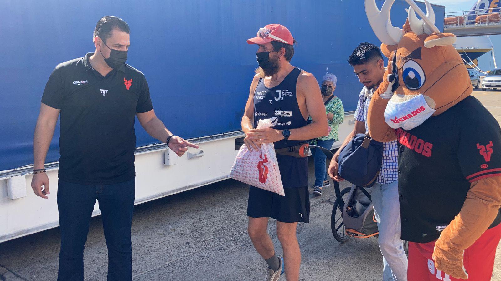 $!Recorre Mazatlán el deportista alemán de alta resistencia, Jonas Deichmann
