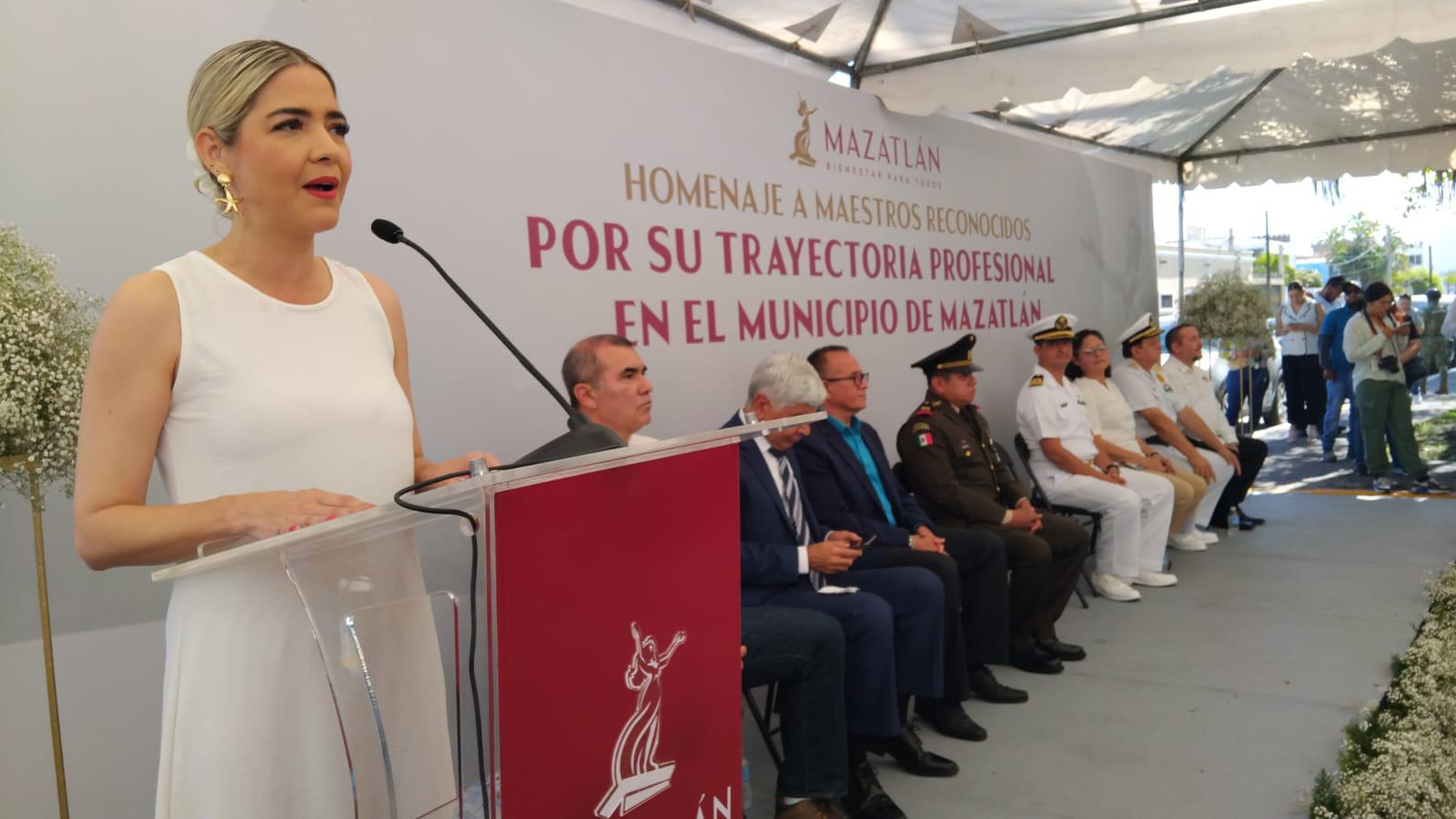 $!Reconocen trayectoria de cinco docentes en Mazatlán en este Día del Maestro