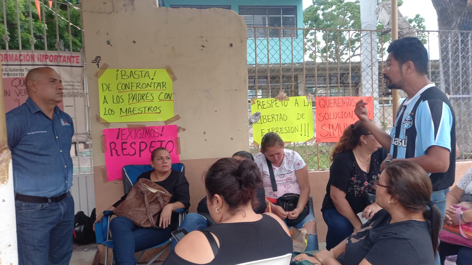 $!Toman primaria en Escuinapa; exigen destitución de la directora por hostigamiento laboral