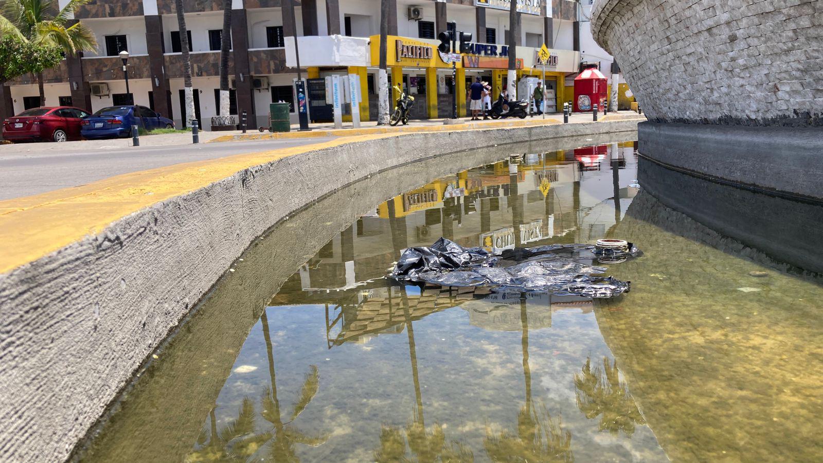 $!Con agua estancada y basura flotando se encuentra actualmente la glorieta ‘La Perla del Pacífico’
