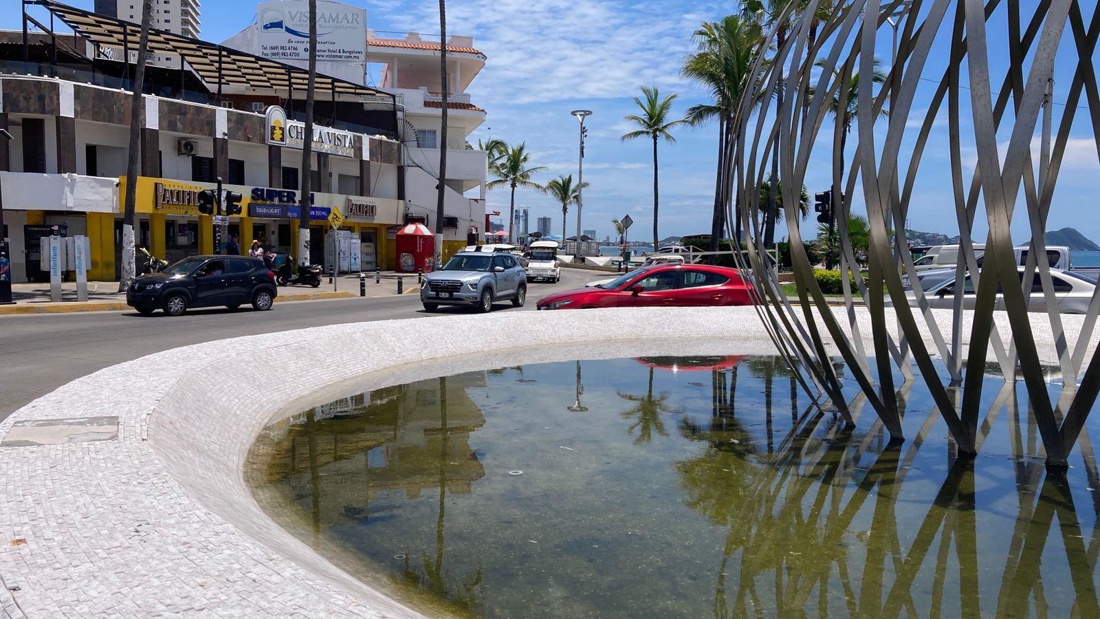 $!Con agua estancada y basura flotando se encuentra actualmente la glorieta ‘La Perla del Pacífico’