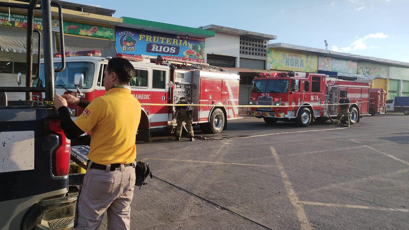 $!Incendio de bodega en Central de Abastos moviliza a cuerpos de bomberos en Mazatlán