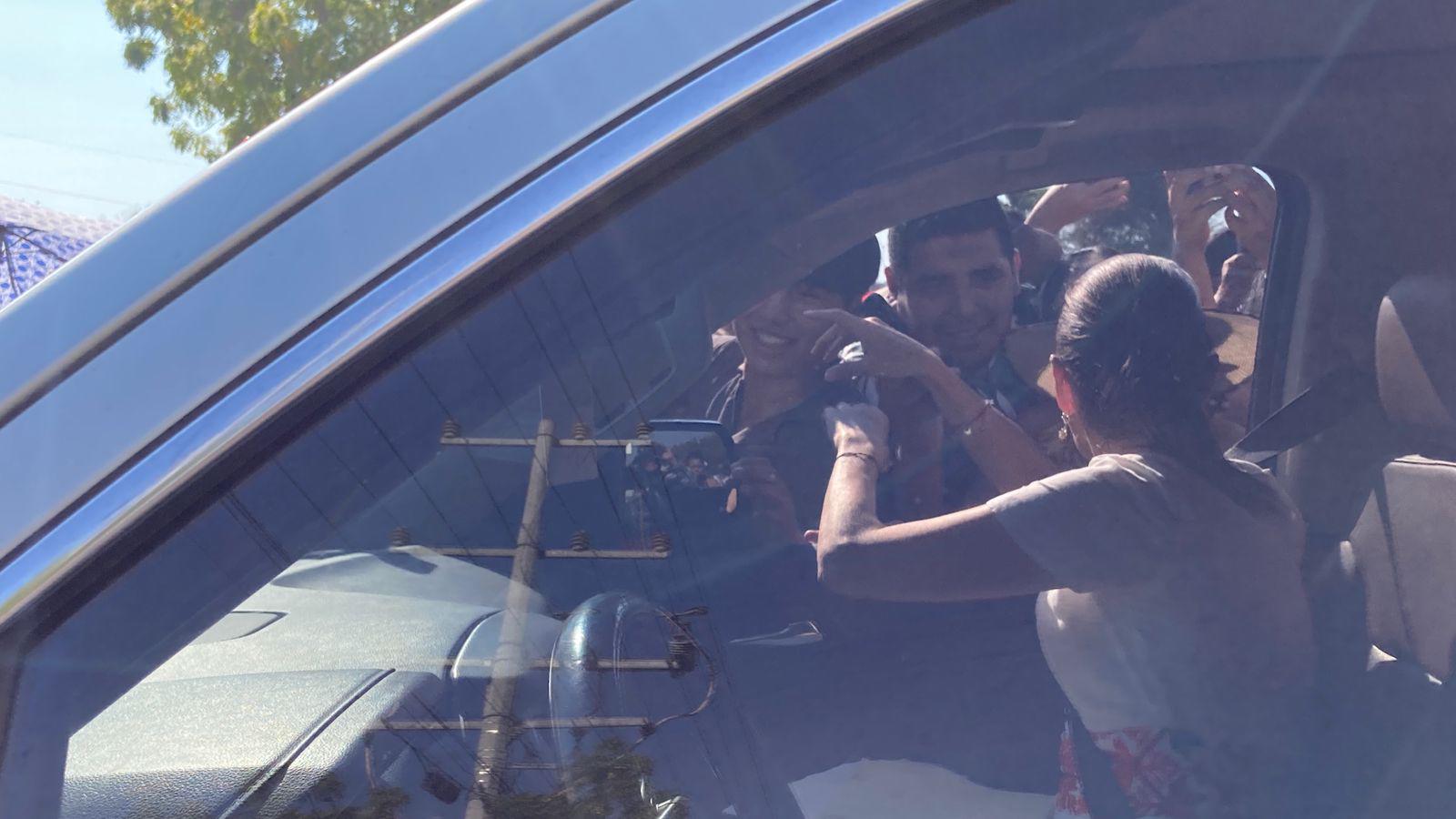 $!Se arremolinan alrededor de Claudia Sheinbaum a su llegada al Hospital General de Mazatlán