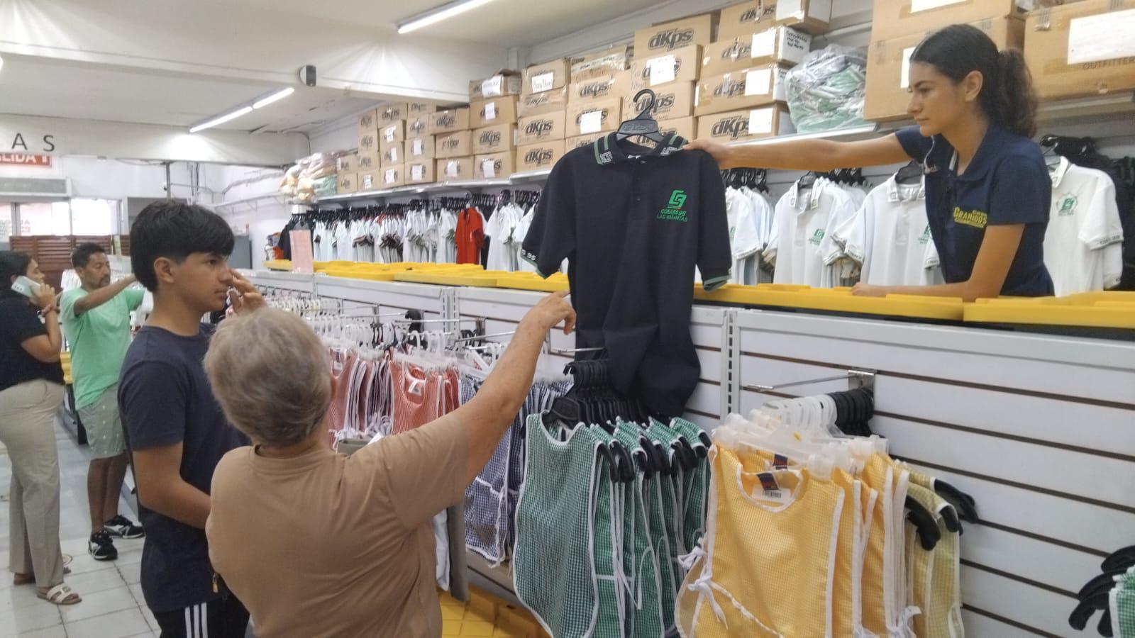 $!Tiene segunda semana del canje de uniformes y útiles escolares una mayor afluencia de padres de familia