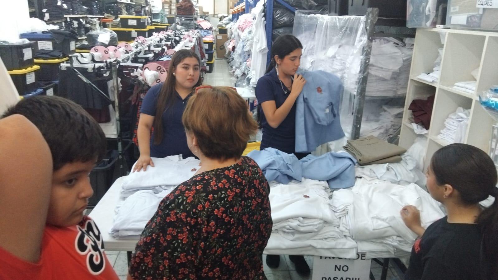 $!Tiene segunda semana del canje de uniformes y útiles escolares una mayor afluencia de padres de familia