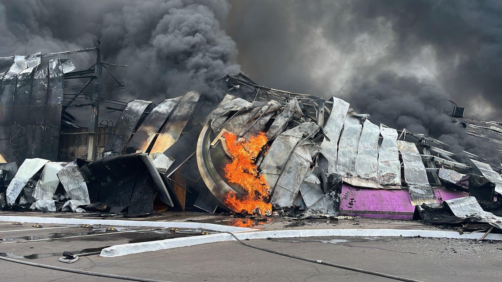 $!Cortocircuito ocasiona incendio en negocios de plaza comercial de Culiacán