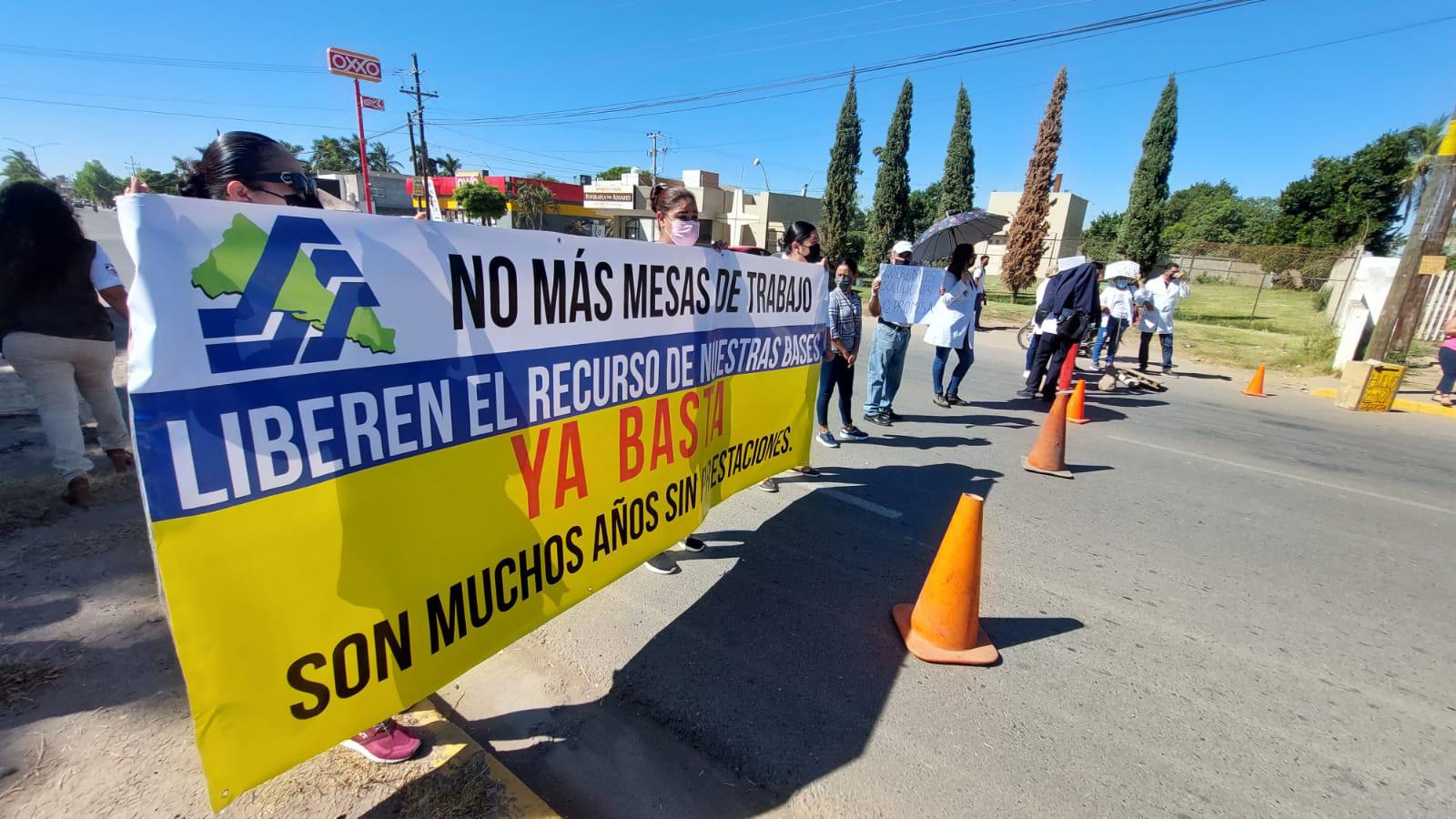 $!Endurecen protestas trabajadores de la salud en Guasave; bloquean salida a Las Glorias