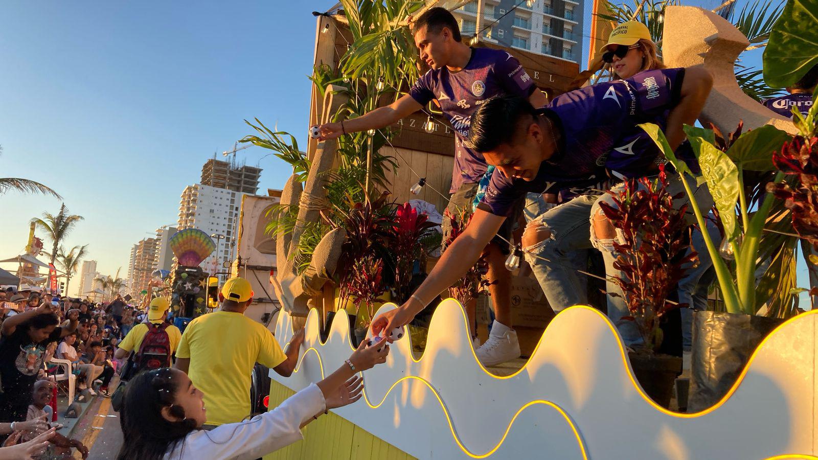 $!Equipos profesionales del puerto son parte del desfile del Carnaval de Mazatlán 2025