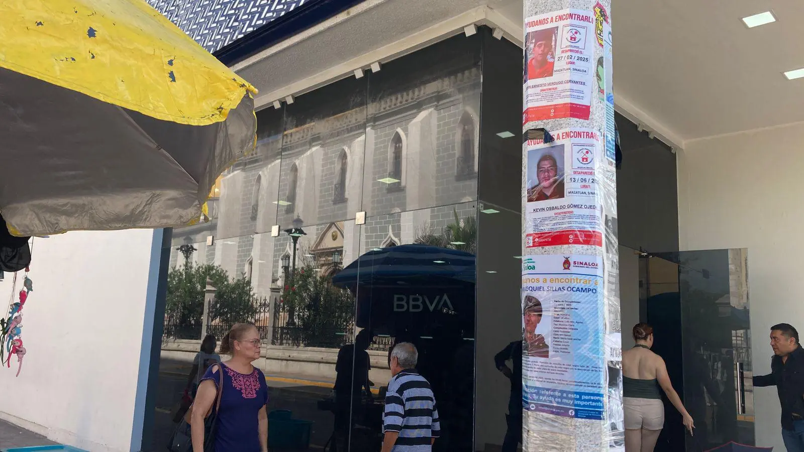$!Carteles con fichas de desaparecidos inundan el Centro de Mazatlán