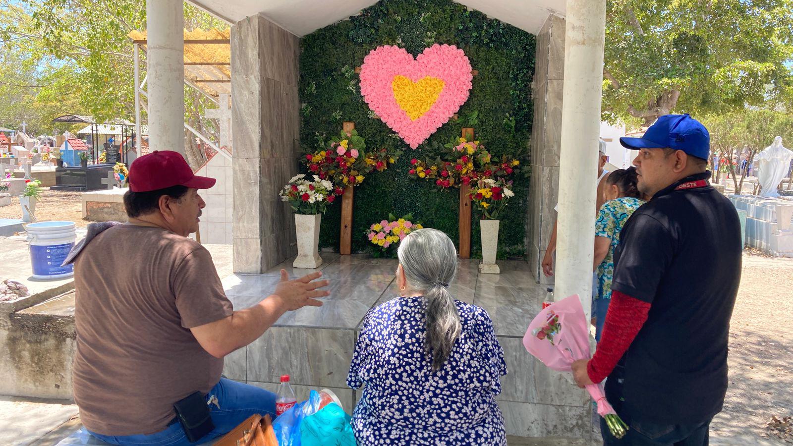 $!Se reúnen familias para no perder la tradición de visitar a mamá en el panteón