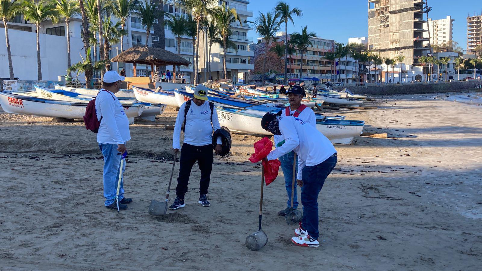 $!Realizan nueva recolecta de microplásticos en jornada de saneamiento en Playa Norte