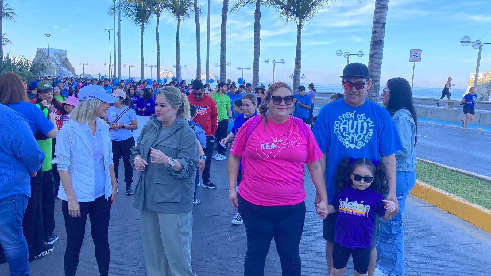 $!Participan más de 500 personas en la Caminata ‘Paso a Paso por el Autismo’ en Mazatlán