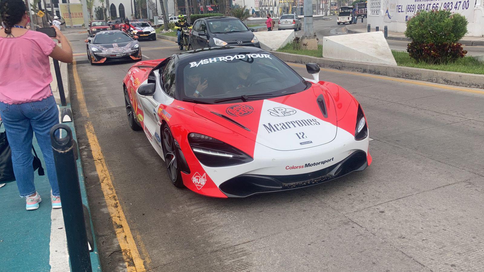 $!Autos de lujo como Lamborghini, Ferrari, Porsche, McLaren y otros recorren Mazatlán