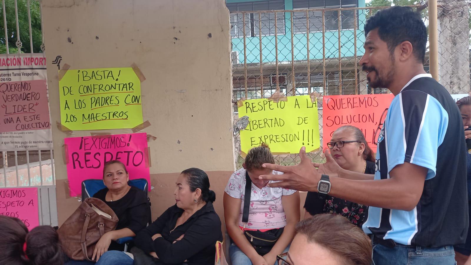 $!Toman primaria en Escuinapa; exigen destitución de la directora por hostigamiento laboral
