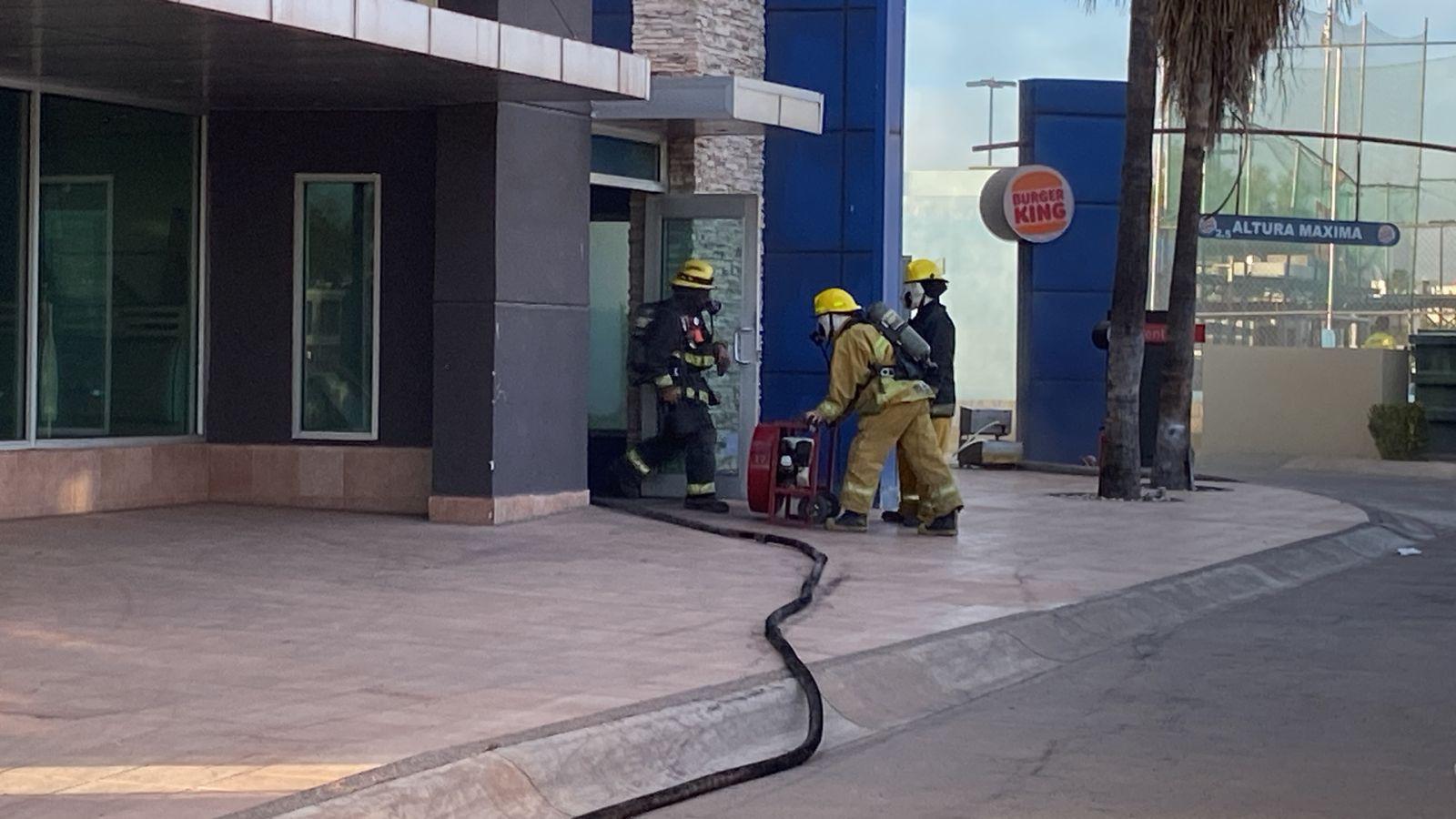 $!Se incendian instalaciones de conocido restaurante de hamburguesas en Culiacán