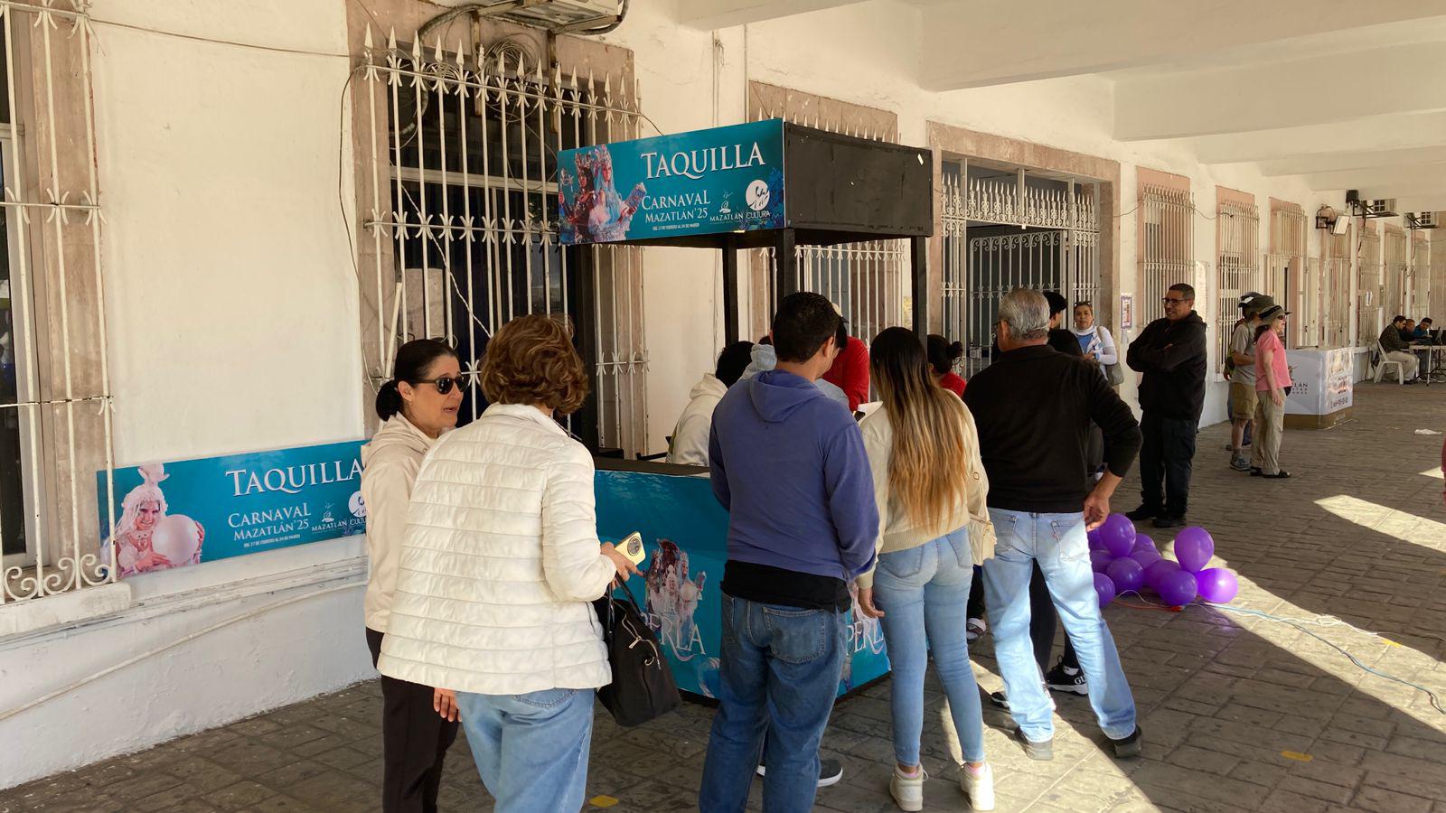$!Mazatlecos continúan con la compra de boletos para el Carnaval y ya agotan algunas zonas