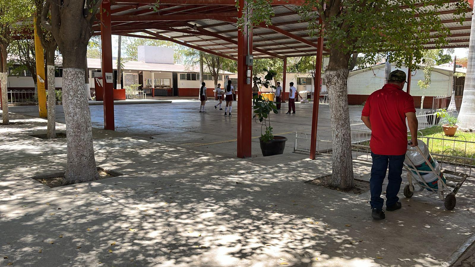$!En secundaria en Culiacán piden clases a distancia por temor a la violencia