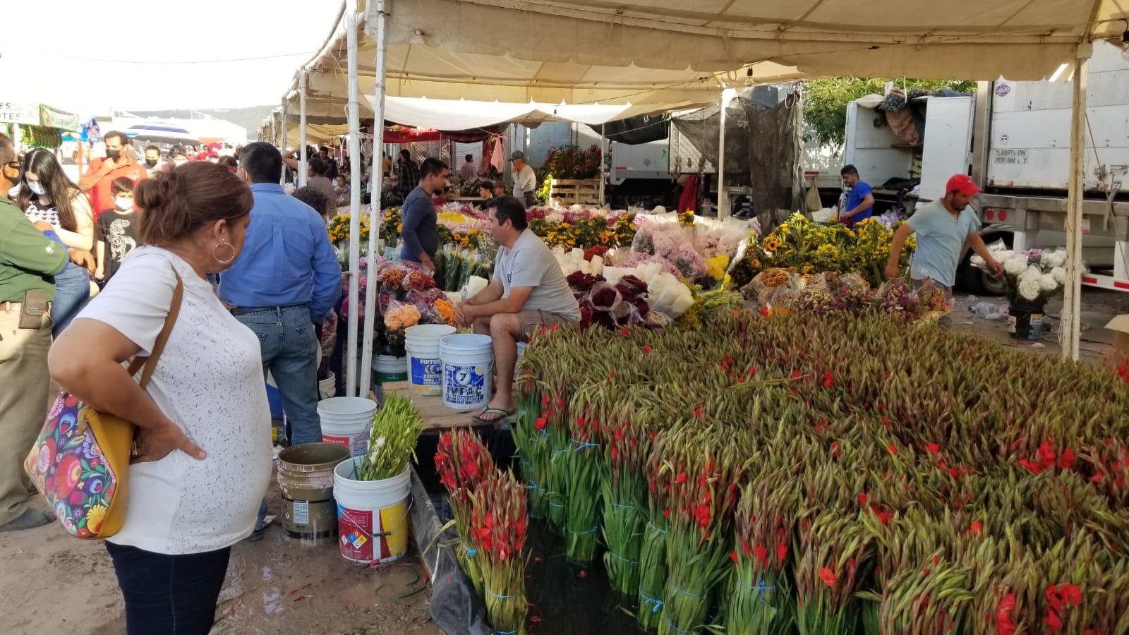 $!Reclaman comerciantes de flores bajas ventas por presencia de ‘golondrinos’ en Culiacán