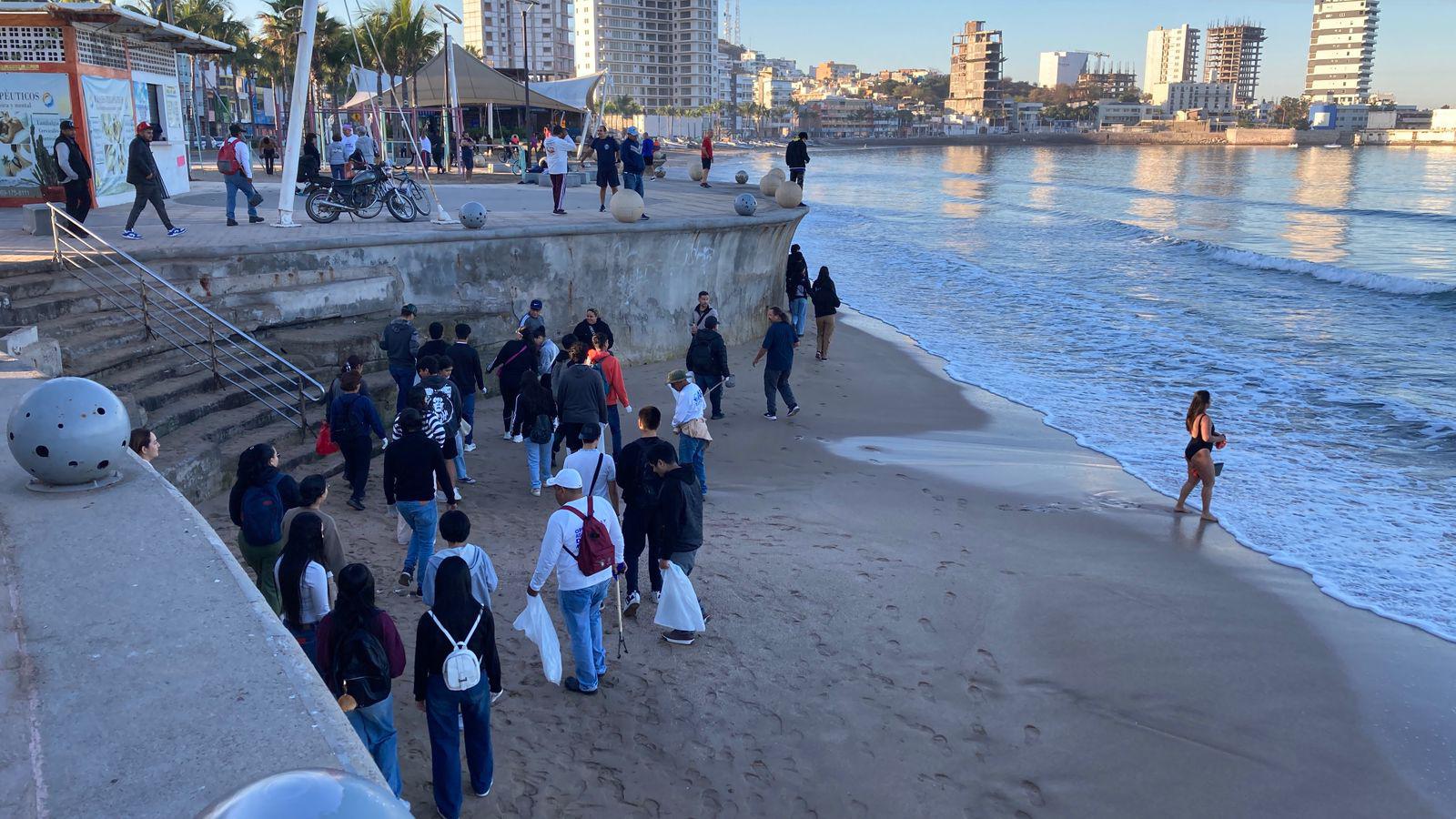 $!Realizan nueva recolecta de microplásticos en jornada de saneamiento en Playa Norte