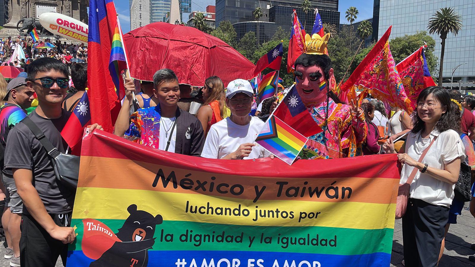 $!El sol y los arcoíris brillan en la Marcha del Orgullo LGBT+ 2023 en CDMX