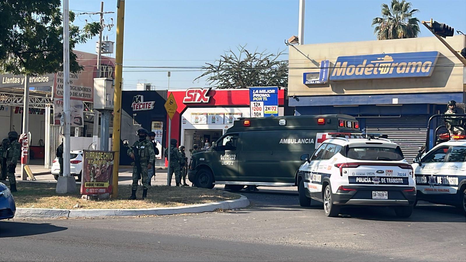 $!Choca ambulancia del Ejército contra vehículo particular en la colonia Margarita, en Culiacán