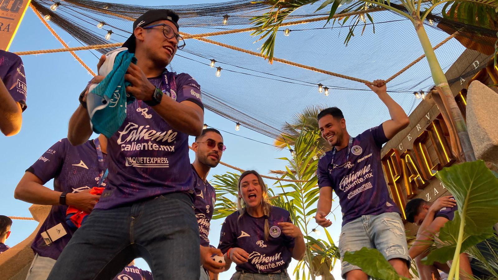 $!Equipos profesionales del puerto son parte del desfile del Carnaval de Mazatlán 2025