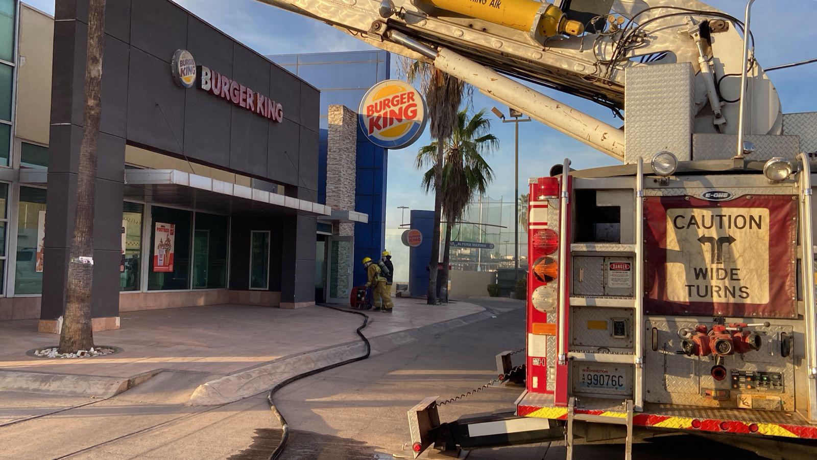 $!Se incendian instalaciones de conocido restaurante de hamburguesas en Culiacán