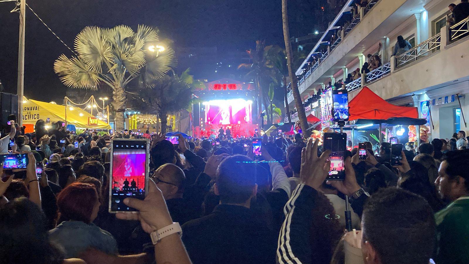 $!Retumba Olas Altas con miles de personas que cantan y bailan con La Adictiva