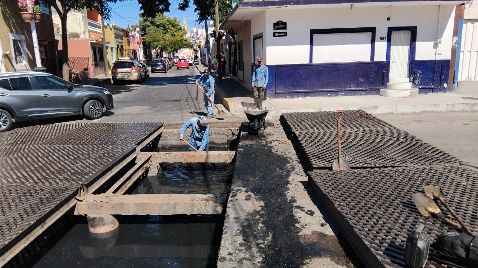 $!Realizan trabajadores de Obras Públicas limpieza en rejillas de colector pluvial Roosevelt