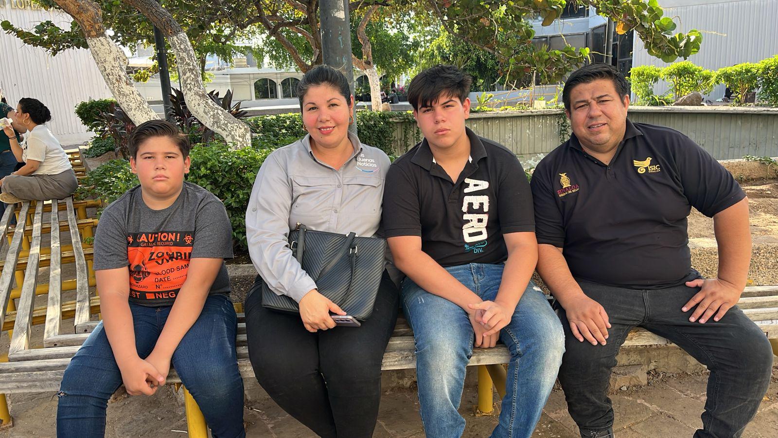 $!La familia Rodríguez Sánchez previo a la inauguración.