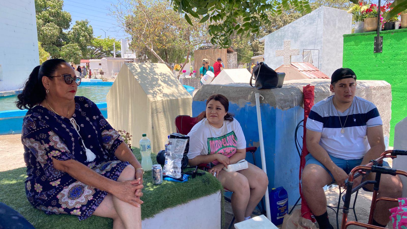 $!Se reúnen familias para no perder la tradición de visitar a mamá en el panteón