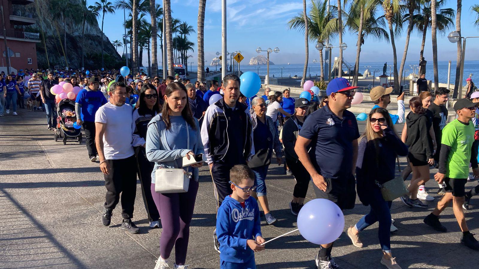 $!Participan más de 500 personas en la Caminata ‘Paso a Paso por el Autismo’ en Mazatlán