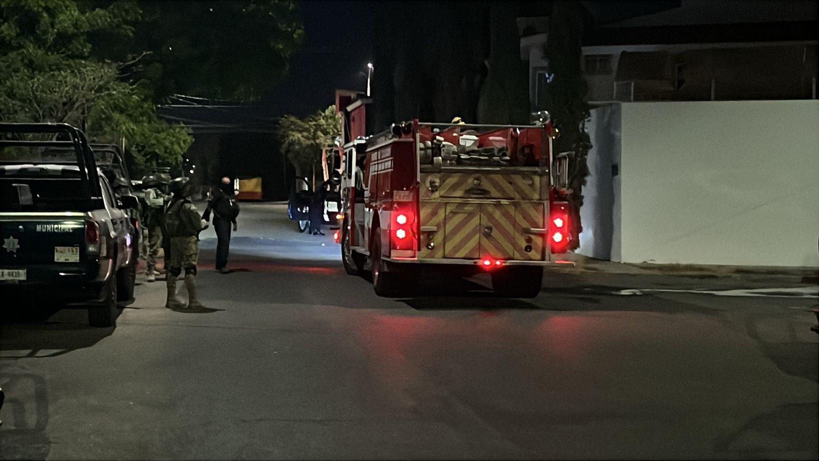 $!Incendian patrulla de la Policía Municipal frente a base en Culiacán; no hay reporte oficial