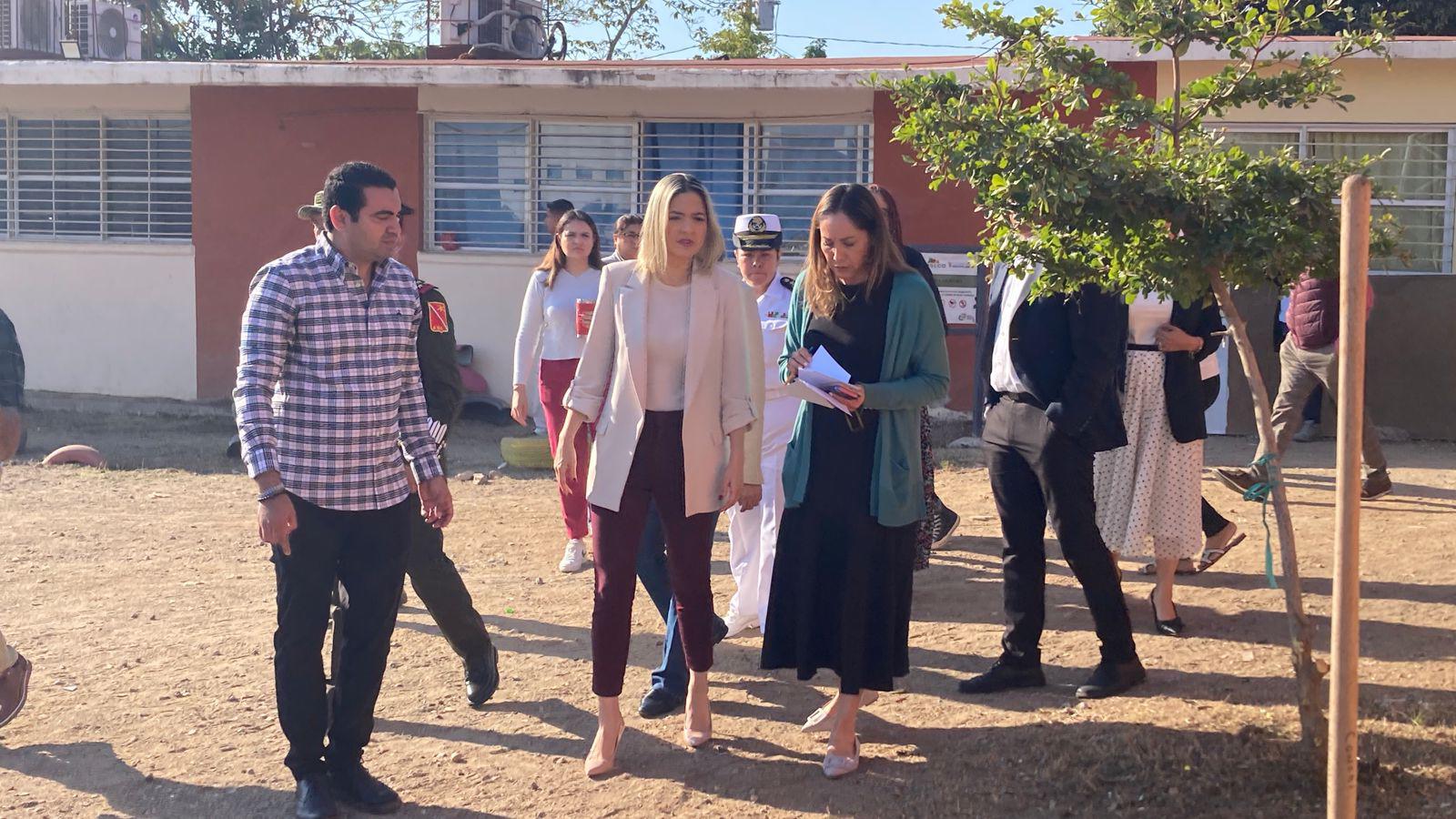 $!Dan banderazo de inicio de construcción de barda perimetral en escuela de Mazatlán