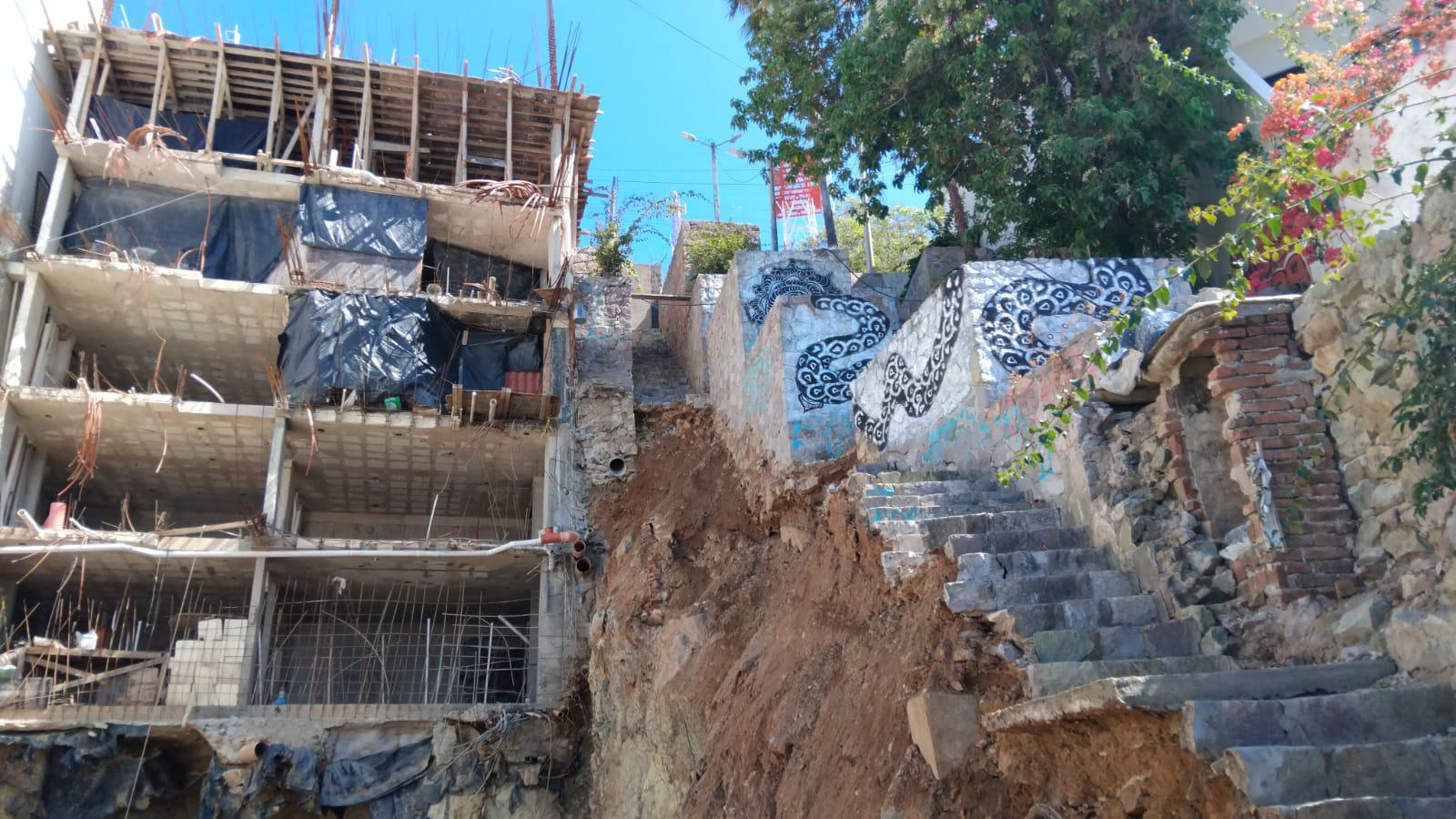 $!Colapsa escalera en Cerro de la Nevería por obra de torre de condominios