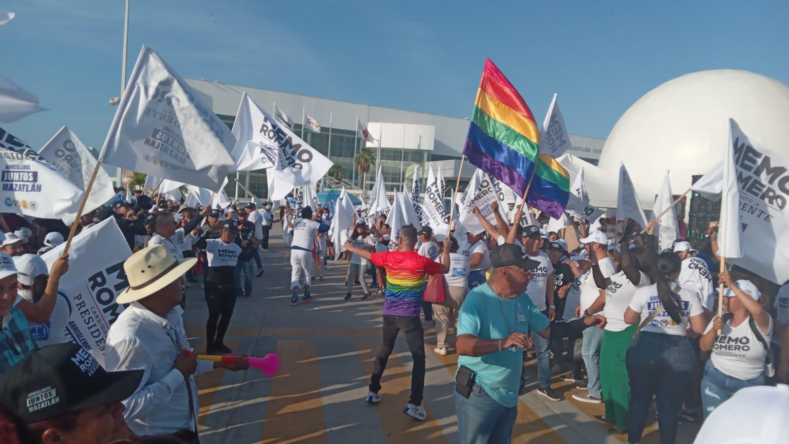 $!Simpatizantes arman ‘fiesta’ previo a debate de candidatos a la Alcaldía de Mazatlán
